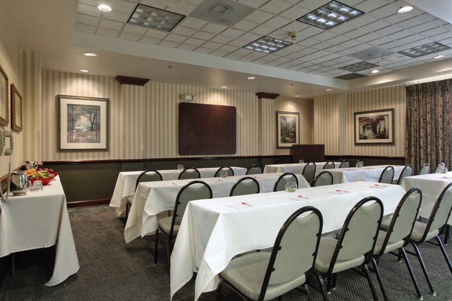 Ramada_Suites_Orlando_Airport_Classroom.jpg