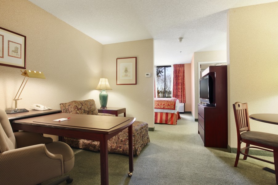 Ramada_Suites_Orlando_Airport_Suite1.jpg