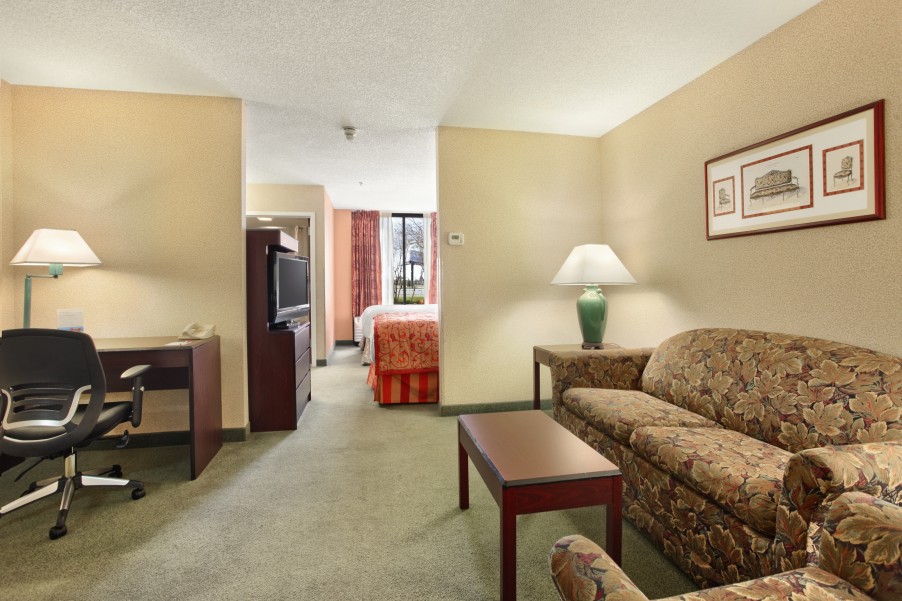 Ramada_Suites_Orlando_Airport_Suite2.jpg